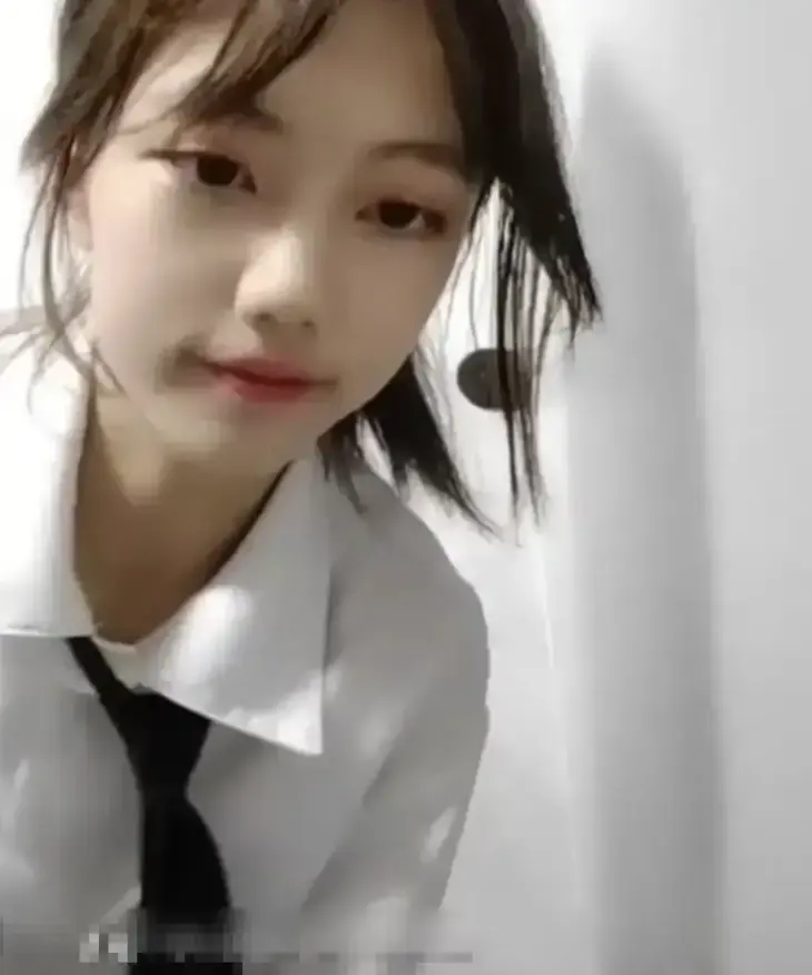 《贺子涵》直播意外真实记录-妈妈突袭全程高能反转-看完整版贺子涵云端极速共享-纯净视听沉浸体验