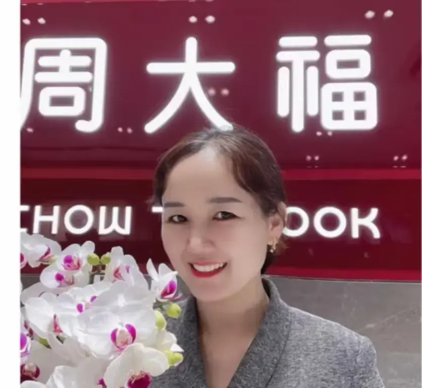 盐城周大福金店一拖三事件完整版视频-射阳周大福一拖三全程回顾-周大福最新进展在线观看