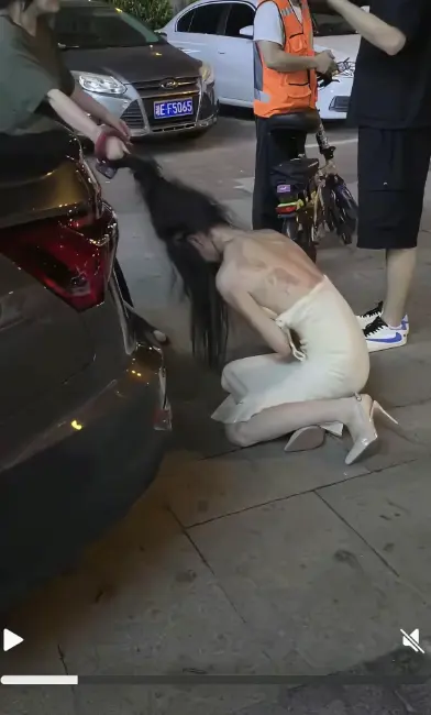 《白裙女子被抓头发跳河》1-10分钟全记录高清播放-白衣女子被揪头发坠河事件后续-《白裙女子被抓头发跳河》完整版免费在线看