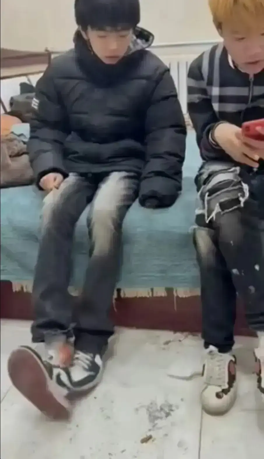 《校园轻奢男孩事件视频》全过程未删减高清播放-抖音热搜校园轻奢男孩事件原视频回放-轻奢小子两个男生事件来龙去脉免费在线观看