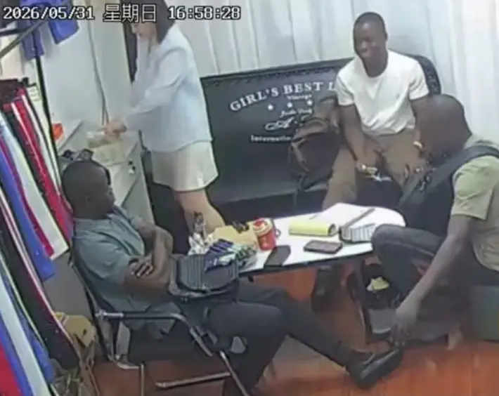 全网热传《三个黑人买衣服》监控录像全集-三英战吕布老板娘全程应对无删减-《三个黑人买衣服》服装店监控1080P高清在线
